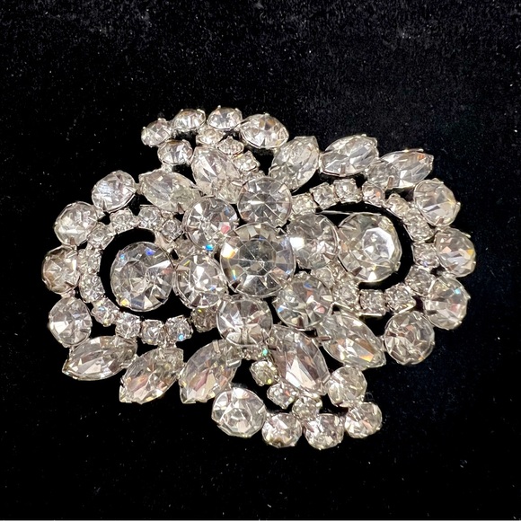 Vintage Jewelry - Beautiful Large Vintage Clear Rhinestone Brooch w/ Silver Tone Setting